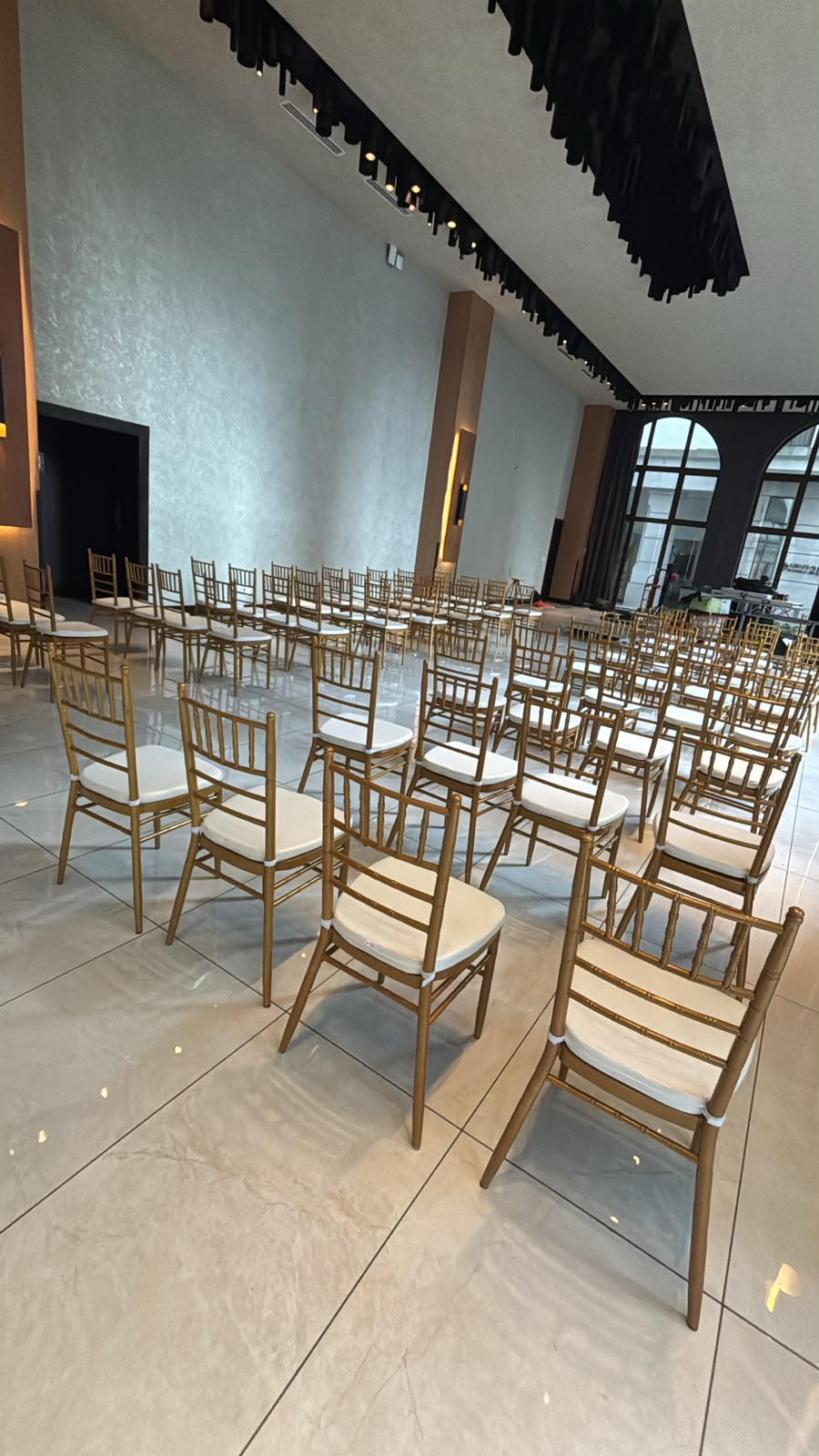 Sillas Chiavari doradas preparadas para un evento